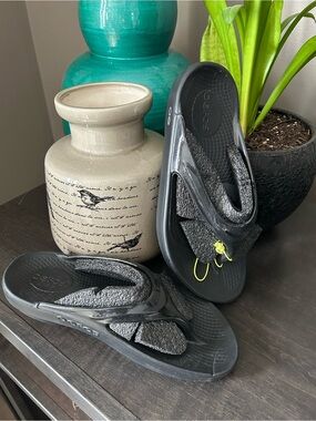 OOFOS Ooh La La Flip Flops